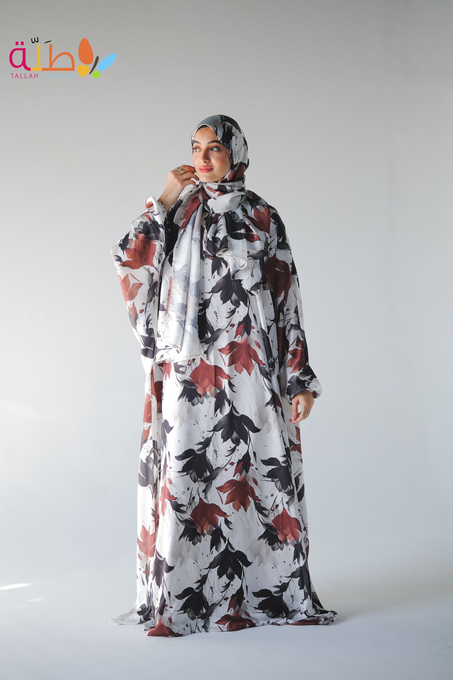 Malhafa Satin - white & flowers