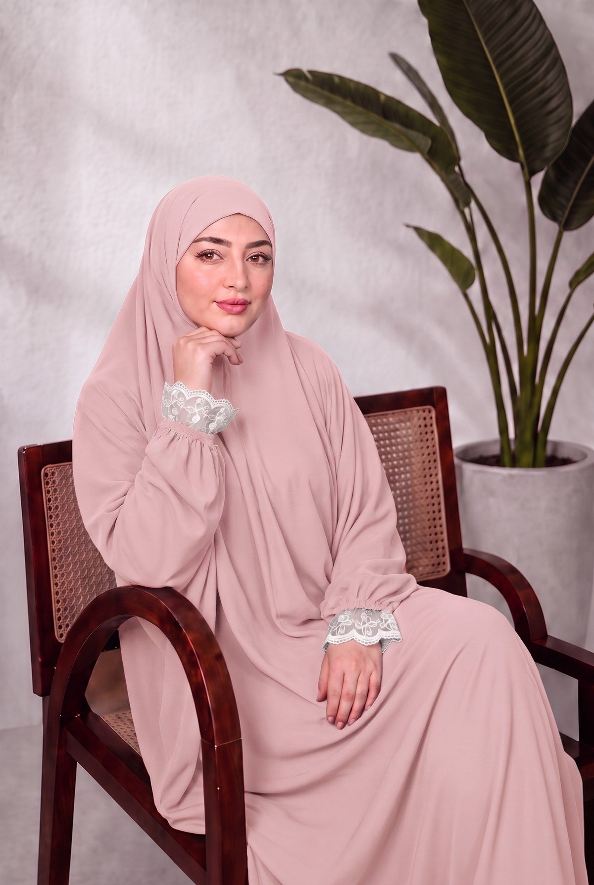 Indonesian Isdal — CY — Dusty pink, lace cuff trim