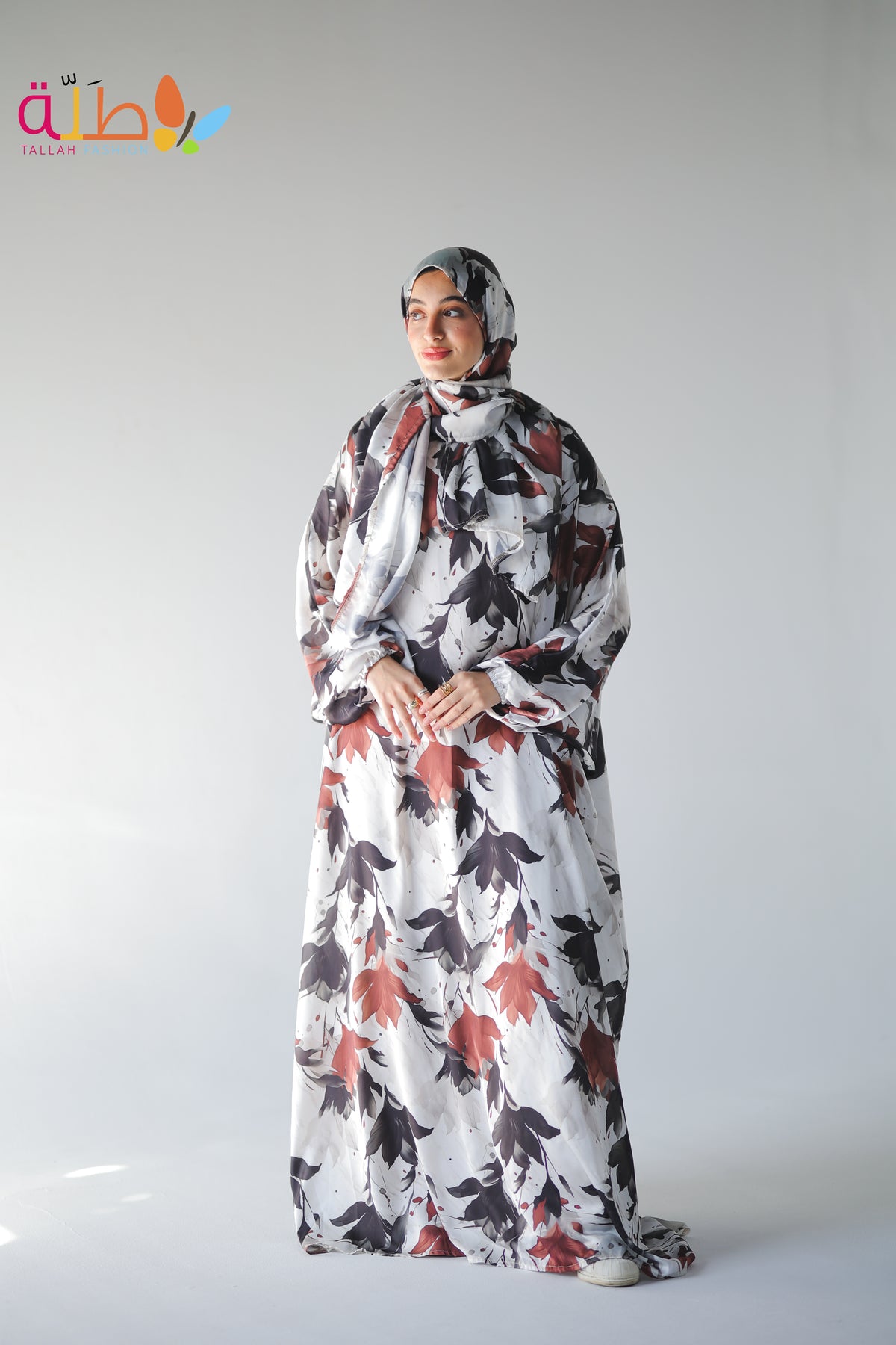 Malhafa Satin - white & flowers