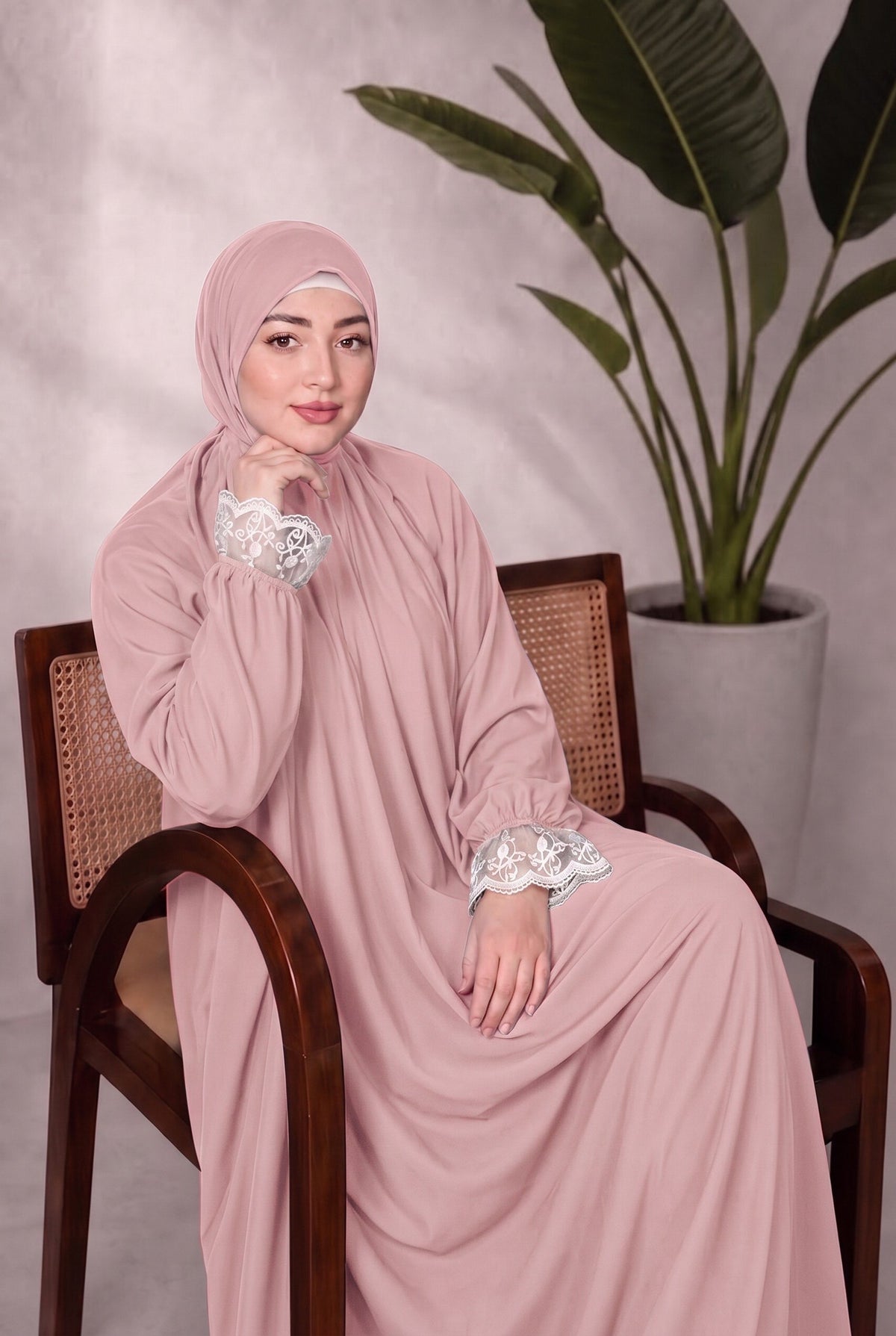 Indonesian Isdal — Viscose — Dusty pink, lace cuff trim