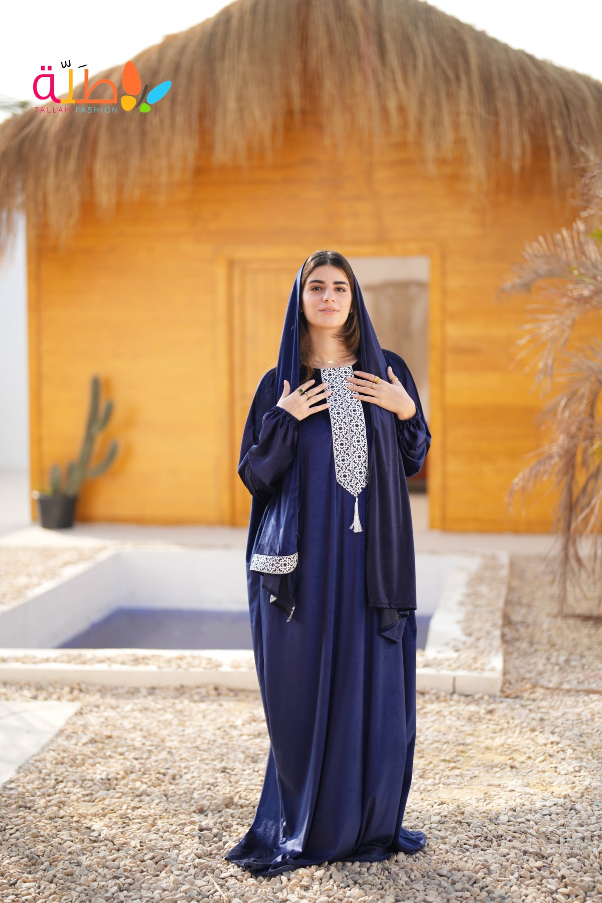 Isdal — Velvet — Navy, grey panel trim