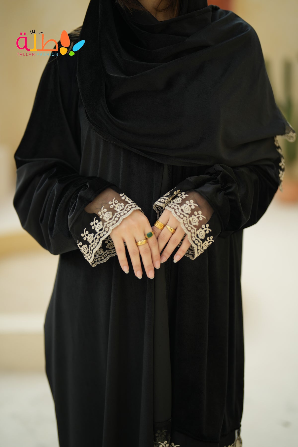 Isdal — Velvet — Black, embroidered cuff trim