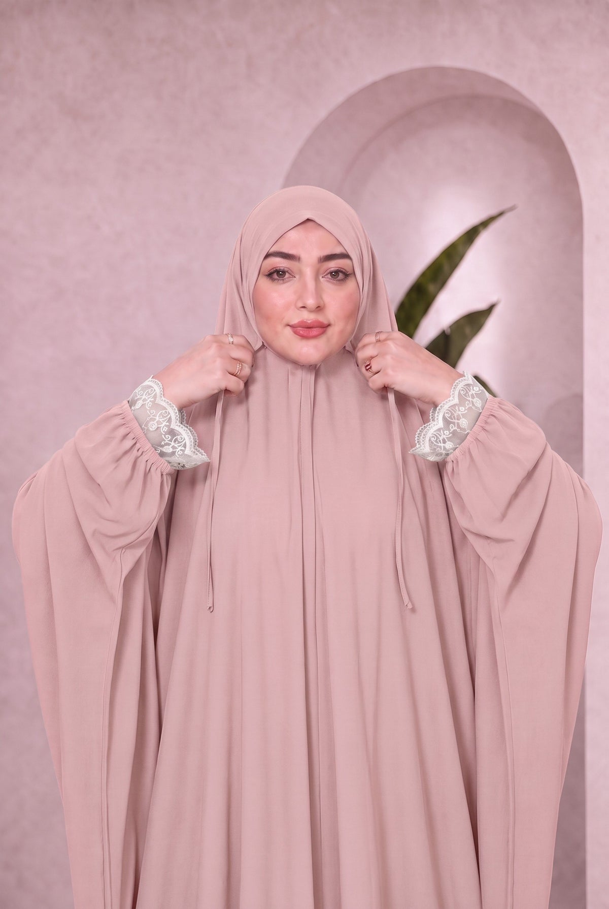 Indonesian Isdal — CY — Dusty pink, lace cuff trim