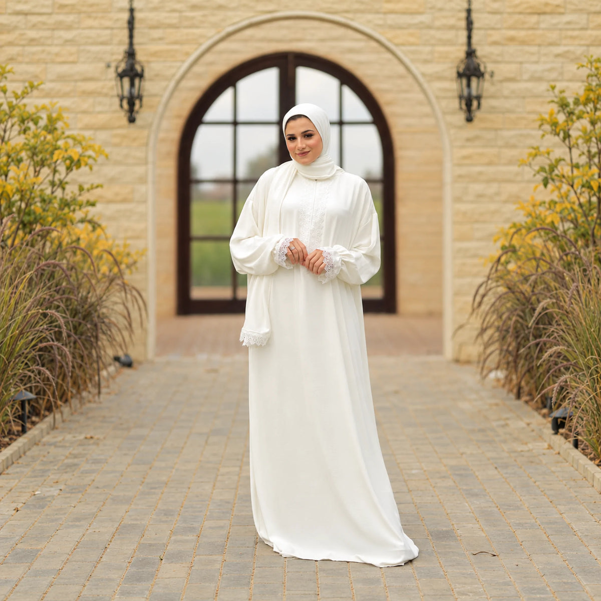 Isdal — CY — White, scalloped lace trim