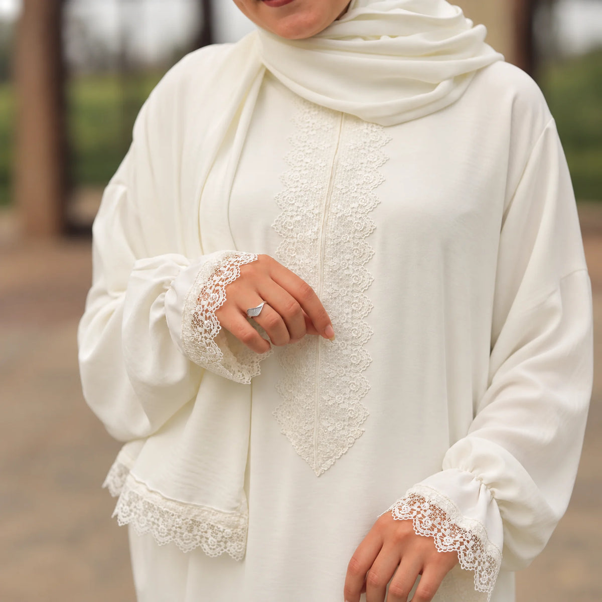 Isdal — CY — White, scalloped lace trim