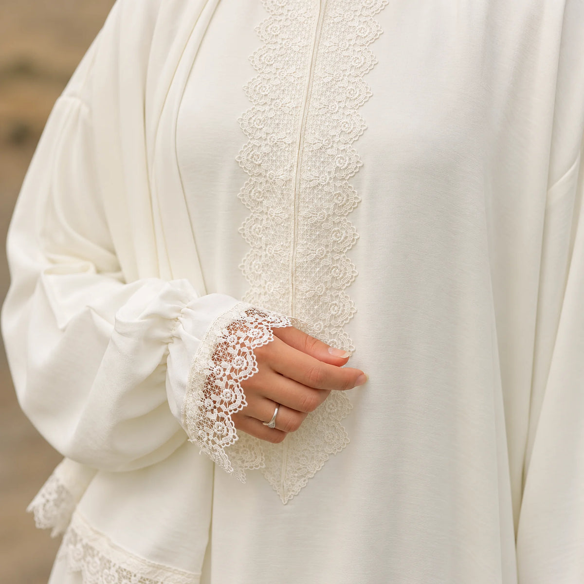 Isdal — CY — White, scalloped lace trim