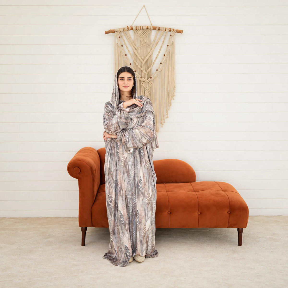 Tallah Grey & beige, wheat print Velvet Isdal with matching veil, product view 2.