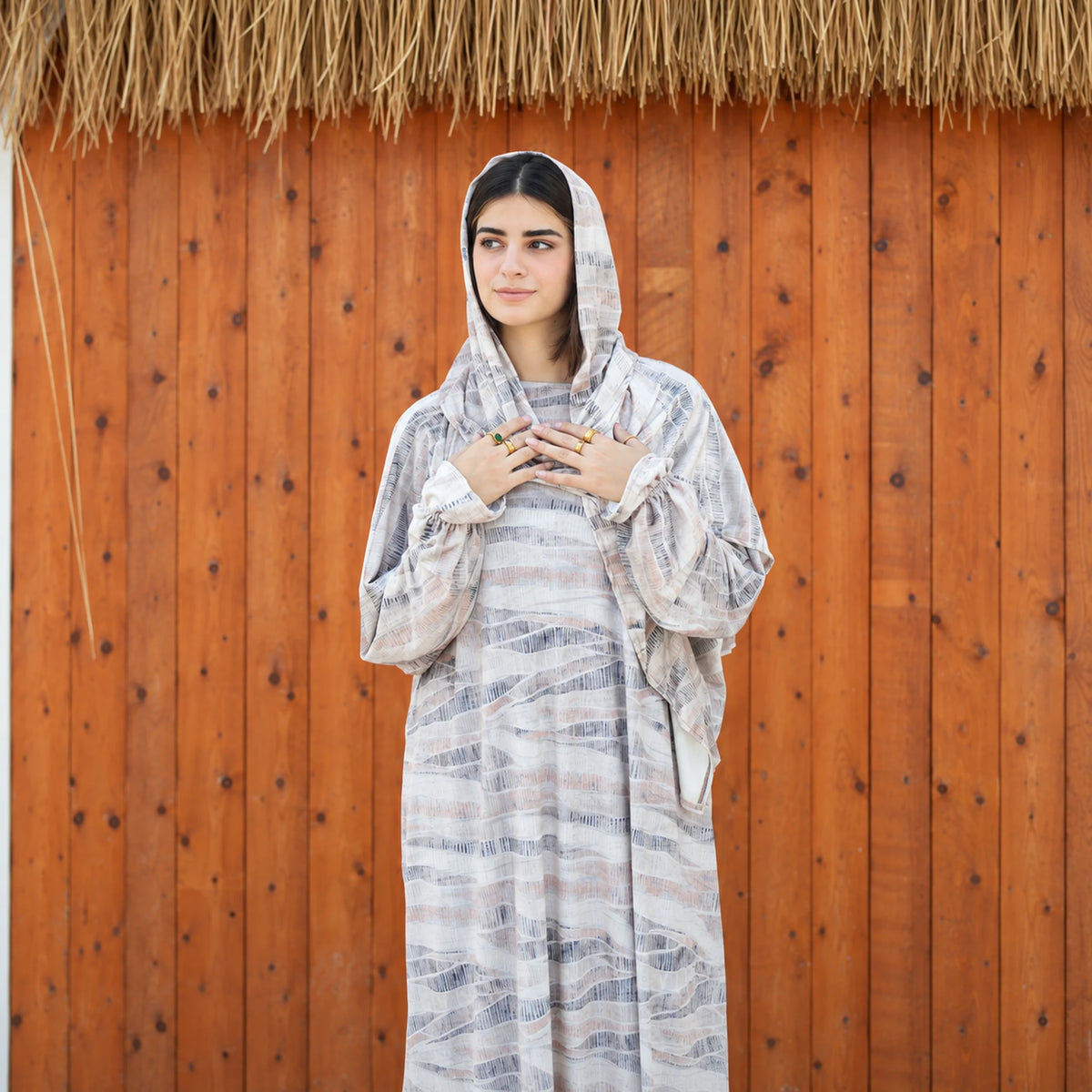 Tallah Grey & white, wave print Velvet Isdal with matching veil, product view 1.