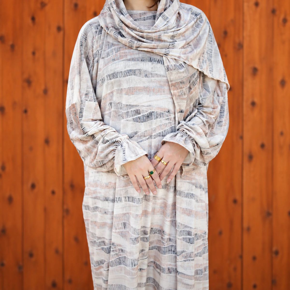 Tallah Grey & white, wave print Velvet Isdal with matching veil, product view 2.