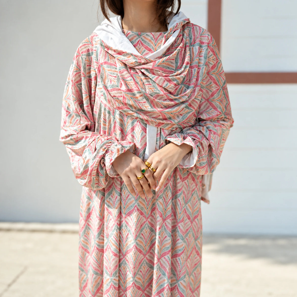 Tallah Pink & grey, geometric print Velvet Isdal with matching veil, product view 4.