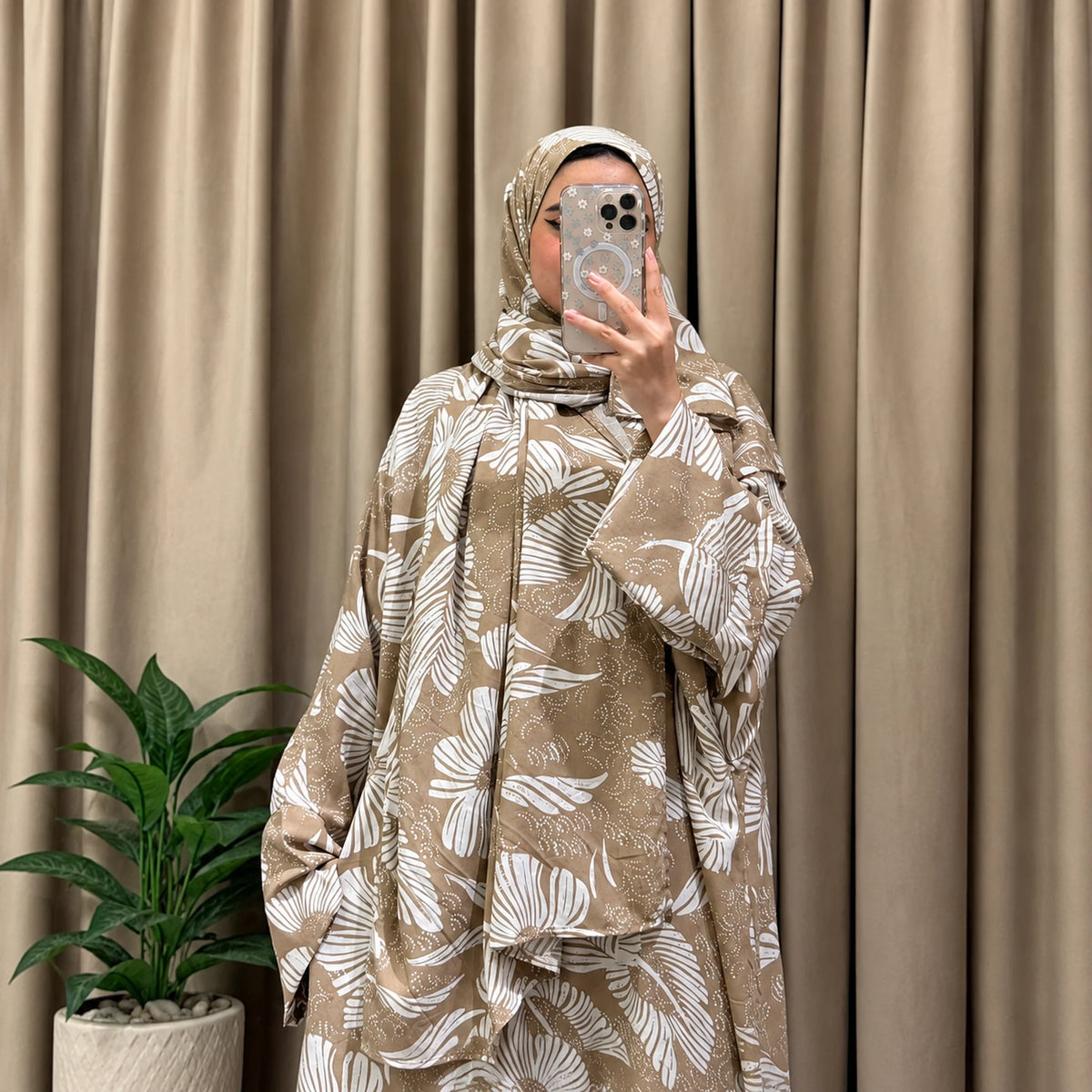 Tallah Isdal, Viscose blend, Taupe & white, daisy print, gallery photo 1.