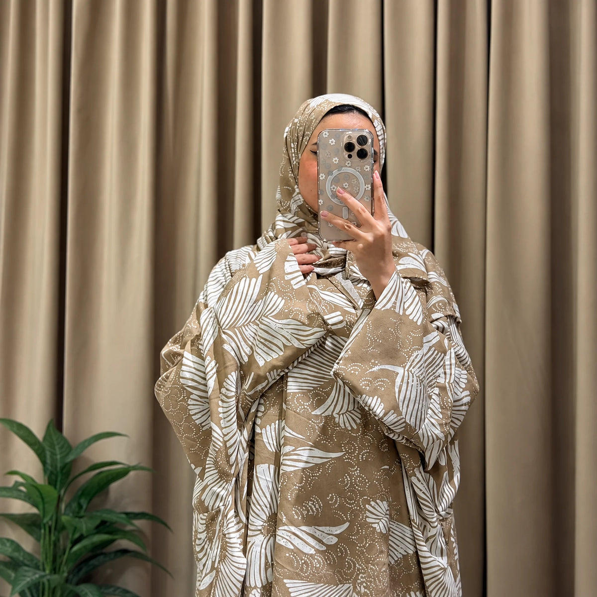 Tallah Isdal, Viscose blend, Taupe & white, daisy print, gallery photo 2.