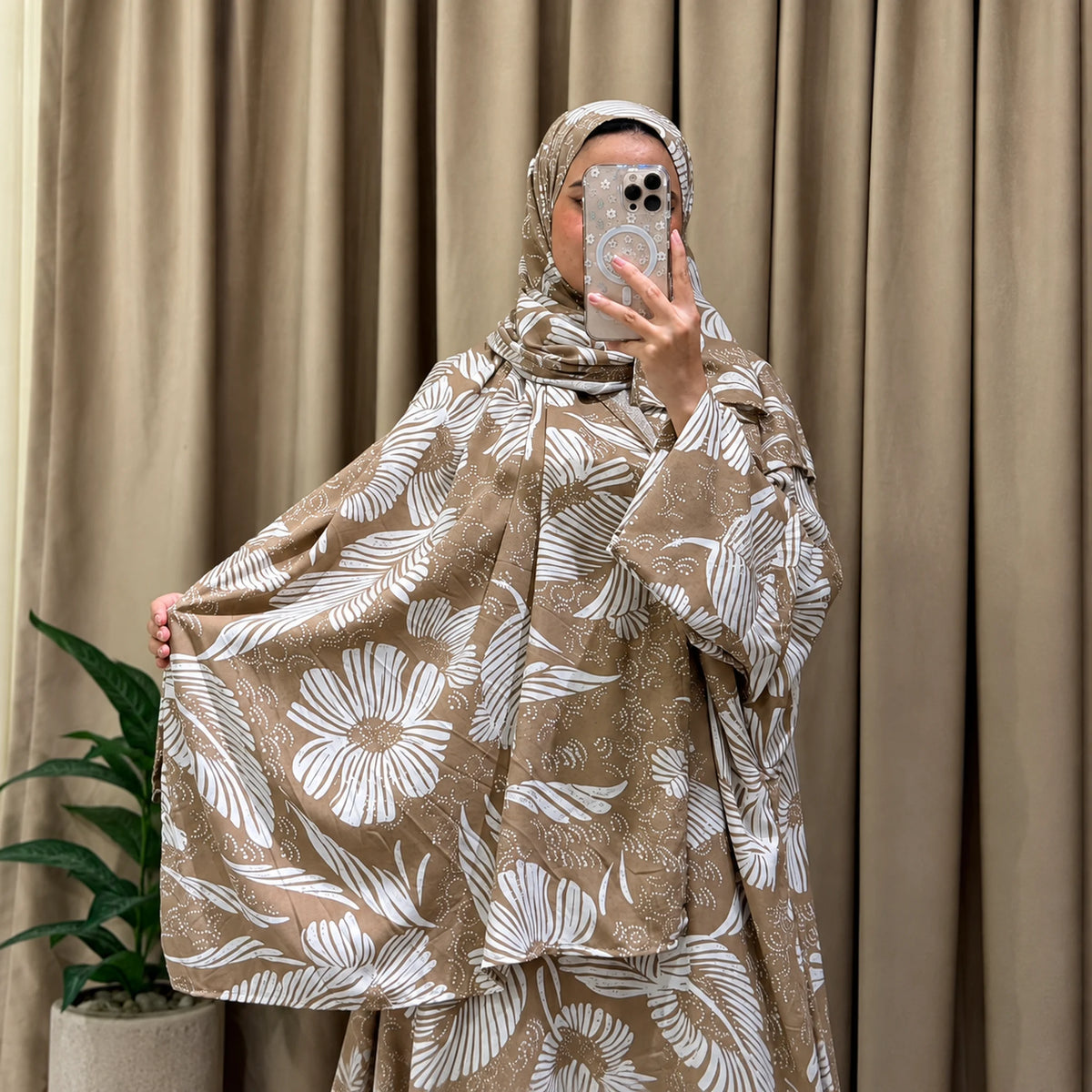 Tallah Isdal, Viscose blend, Taupe & white, daisy print, gallery photo 3.